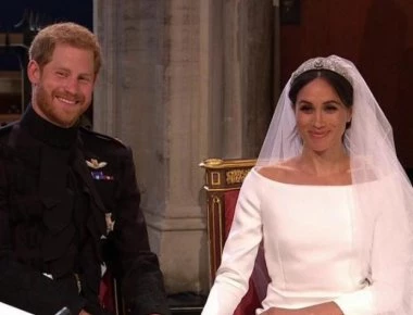 Ο πρίγκιπας Χάρι σπάει το πρωτόκολλο και αγκαλιάζει τρυφερά την Μέγκαν Μαρκλ (βίντεο)  